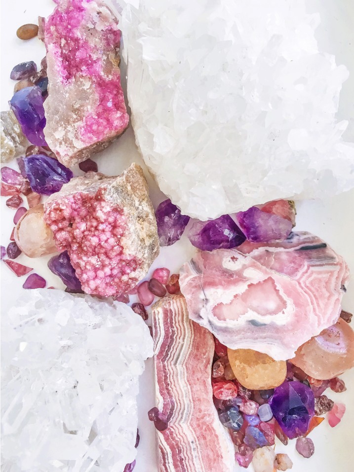 minerales-piedras-preciosas-en-rosa-morado